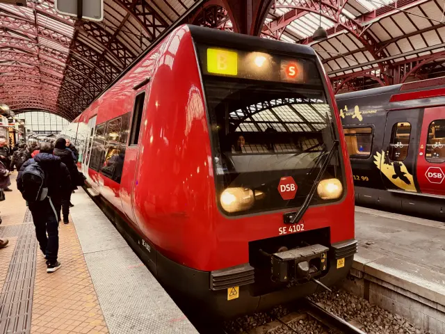 Billede af DSB SE 4102 fotograferet ud for København Hovedbanegård.
