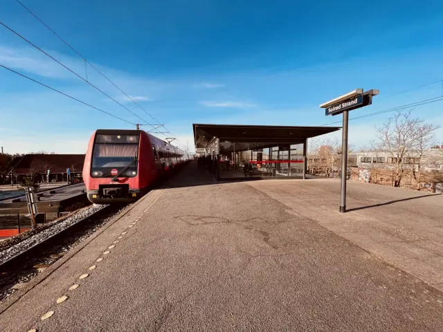 Billede af DSB SE 4105 fotograferet ud for Solrød Strand S-togstrinbræt.