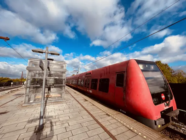 Billede af DSB SE 4114 fotograferet ud for Danshøj S-togsstation.