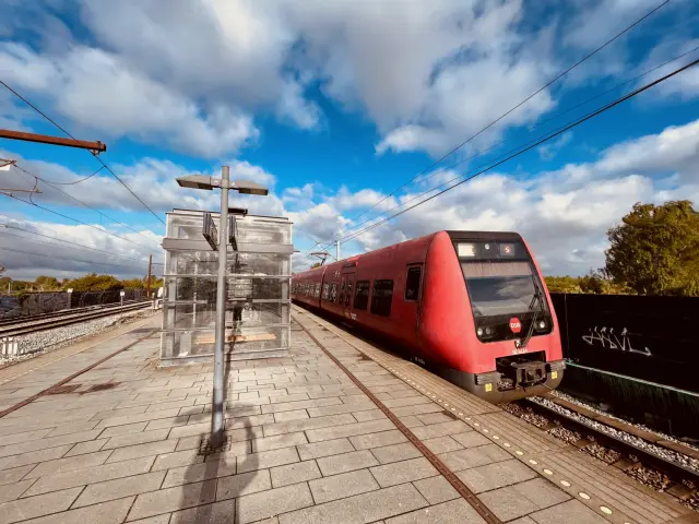 Billede af DSB SE 4114 fotograferet ud for Danshøj S-togsstation.