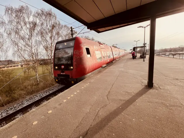 Billede af DSB SE 4125 fotograferet ud for Friheden S-togstrinbræt.