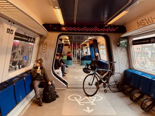 Billede af interiør fra DSB s-tog Litra SE.