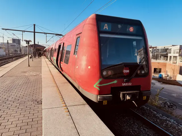 Billede af DSB SA 8102 fotograferet ud for Nordhavn S-togstrinbræt.