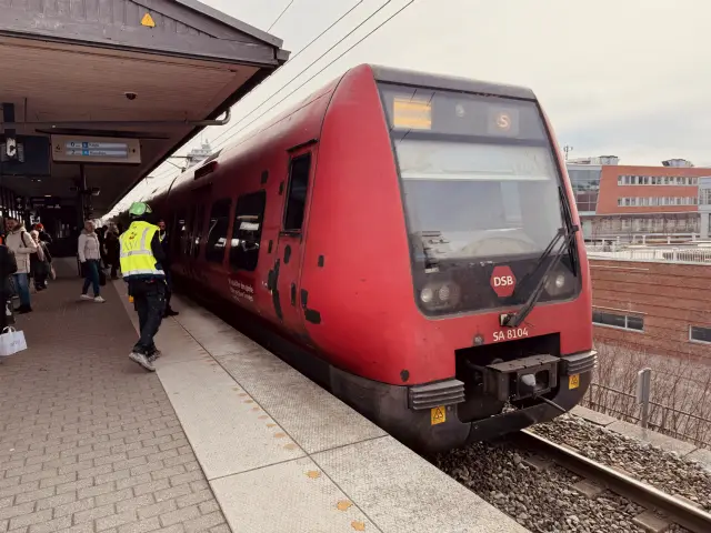 Billede af DSB SA 8104 fotograferet ud for Nordhavn S-togstrinbræt.