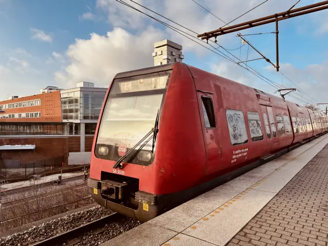 Billede af DSB SA 8105 fotograferet ud for Nordhavn S-togstrinbræt.
