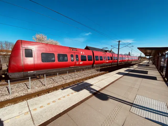 Billede af DSB SA 8105 fotograferet ud for Måløv Station.
