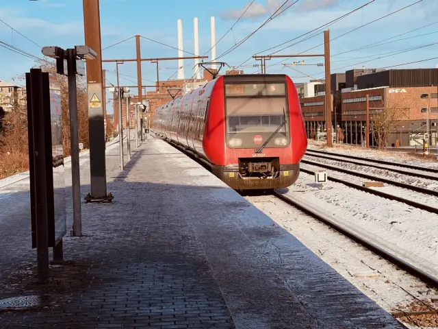 Billede af DSB SA 8107 fotograferet ud for Nordhavn S-togstrinbræt.