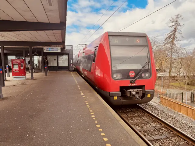 Billede af DSB SA 8107 fotograferet ud for Friheden S-togstrinbræt.