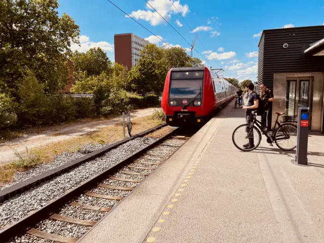 Billede af DSB SA 8107 fotograferet ud for Lyngby Station.
