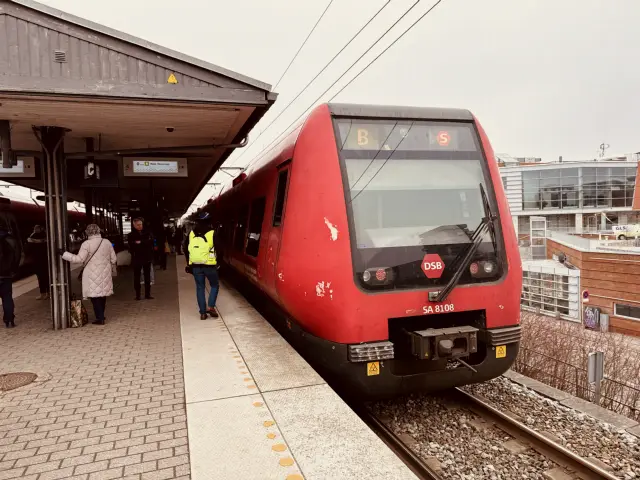 Billede af DSB SA 8108 fotograferet ud for Nordhavn S-togstrinbræt.