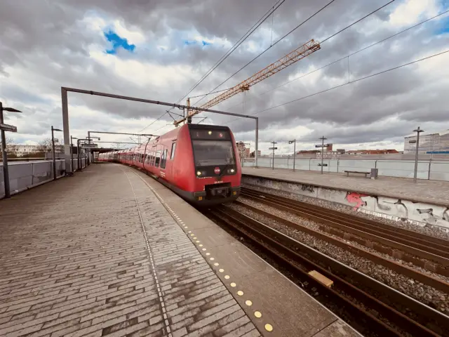 Billede af DSB SA 8110 fotograferet ud for København Syd Station.