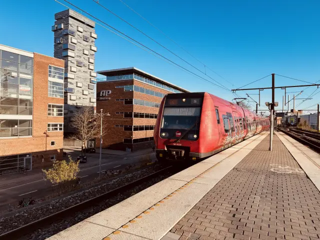 Billede af DSB SA 8110 fotograferet ud for Nordhavn S-togstrinbræt.
