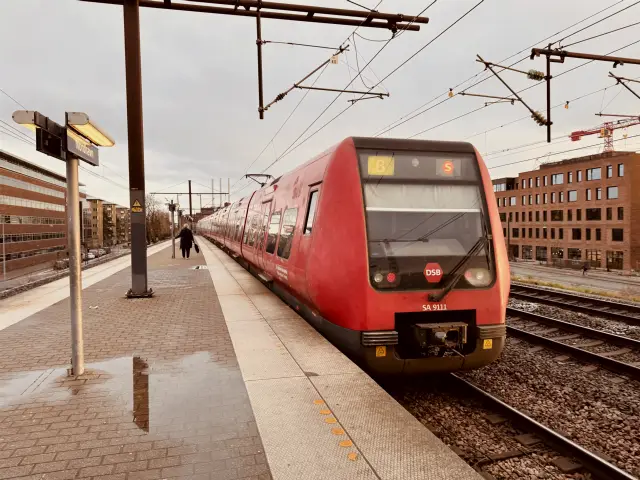 Billede af DSB SA 8111 fotograferet ud for Nordhavn S-togstrinbræt.