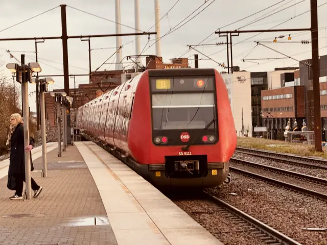 Billede af DSB SA 8111 fotograferet ud for Nordhavn S-togstrinbræt.