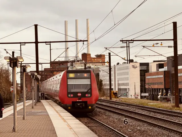 Billede af DSB SA 8111 fotograferet ud for Nordhavn S-togstrinbræt.