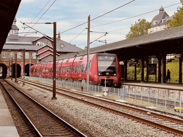 Billede af DSB SA 8111 fotograferet ud for Østerport Station.