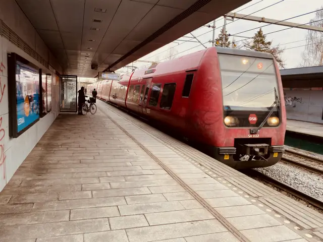 Billede af DSB SA 8112 fotograferet ud for Danshøj S-togsstation.