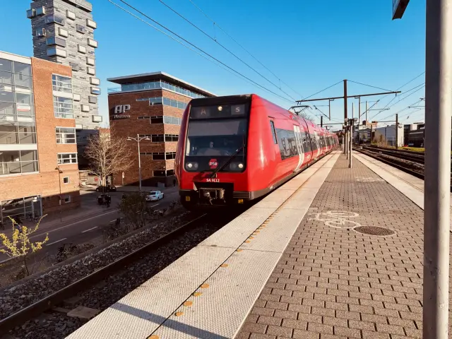 Billede af DSB SA 8112 fotograferet ud for Nordhavn S-togstrinbræt.