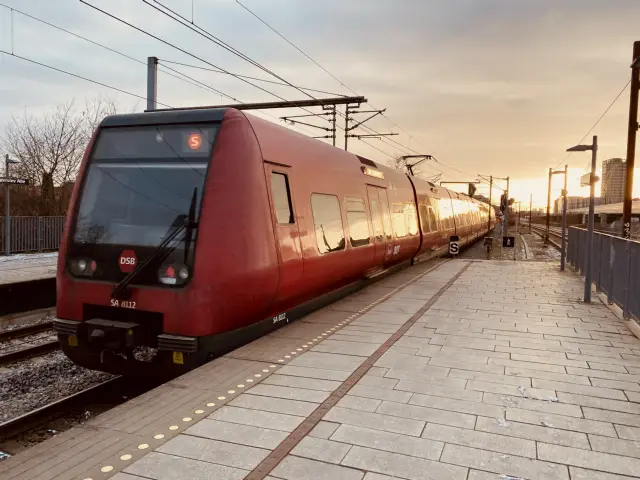 Billede af DSB SA 8112 fotograferet ud for Vigerslev Allé S-togstrinbræt.