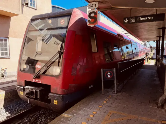Billede af DSB SA 8113 fotograferet ud for Glostrup Station.