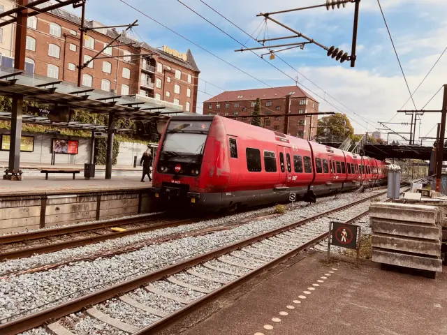 Billede af DSB SA 8113 fotograferet ud for Valby Station.