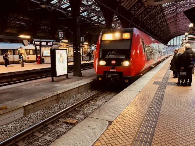 Billede af DSB SA 8115 fotograferet ud for København Hovedbanegård.
