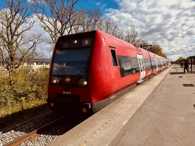 Billede af DSB SA 8117 fotograferet ud for Albertslund S-togstrinbræt.