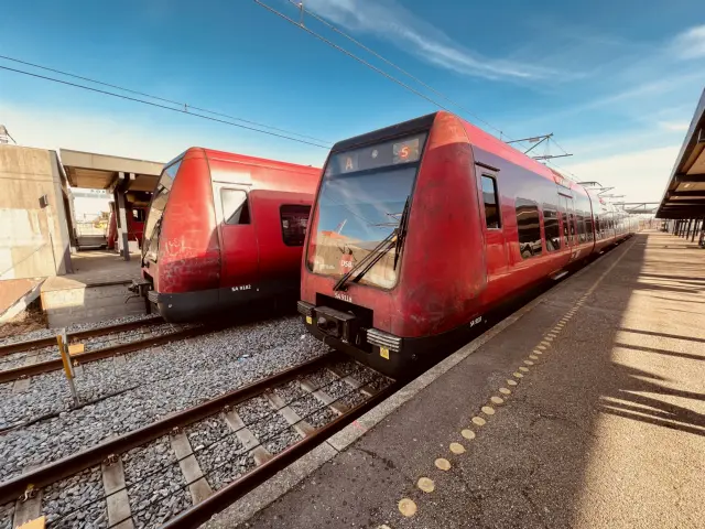 Billede af DSB SA 8118 fotograferet ud for Hundige S-togsstation.
