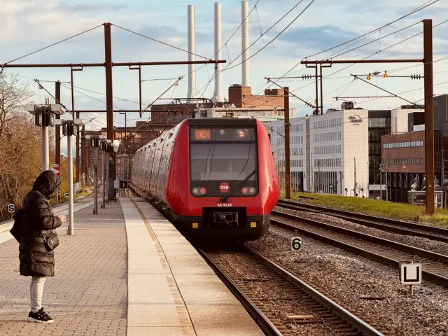 Billede af DSB SA 8118 fotograferet ud for Nordhavn S-togstrinbræt.