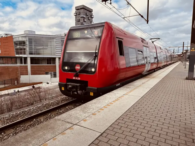 Billede af DSB SA 8120 fotograferet ud for Nordhavn S-togstrinbræt.