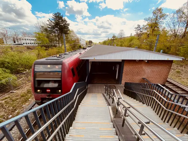 Billede af DSB SA 8120 fotograferet ud for Sorgenfri S-togstrinbræt.
