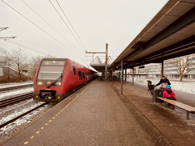 Billede af DSB SA 8120 fotograferet ud for Taastrup S-togstrinbræt.