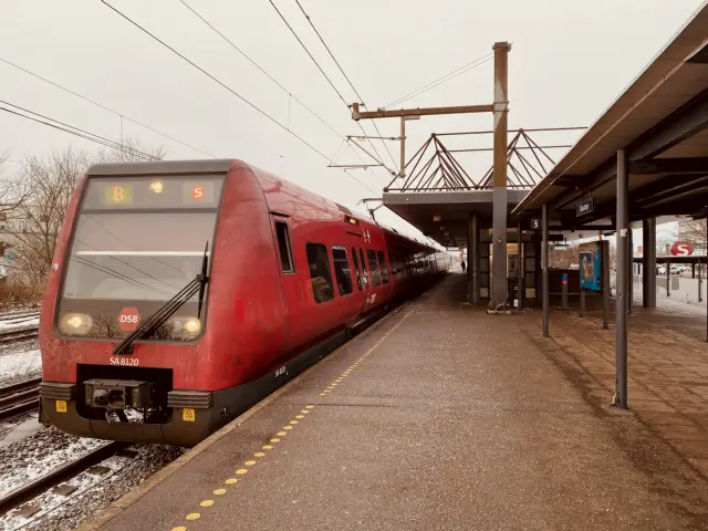 Billede af DSB SA 8120 fotograferet ud for Taastrup S-togstrinbræt.