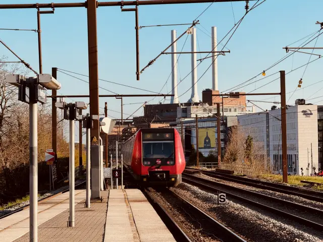 Billede af DSB SA 8123 fotograferet ud for Nordhavn S-togstrinbræt.