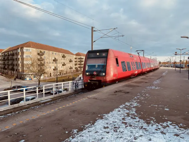 Billede af DSB SA 8123 fotograferet ud for Sydhavn S-togstrinbræt.