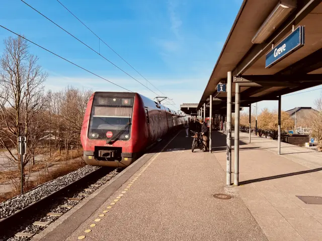 Billede af DSB SA 8126 fotograferet ud for Greve S-togstrinbræt.