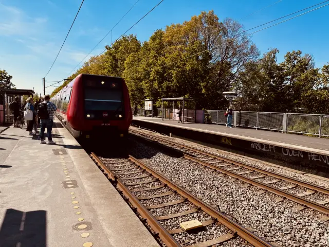 Billede af DSB SA 8126 fotograferet ud for Malmparken S-togstrinbræt.