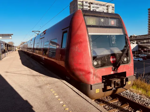 Billede af DSB SA 8127 fotograferet ud for Bagsværd S-togstrinbræt.
