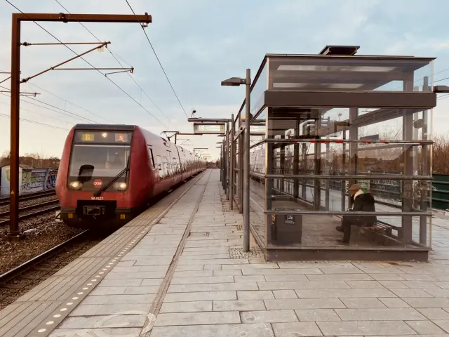 Billede af DSB SA 8127 fotograferet ud for Danshøj S-togsstation.