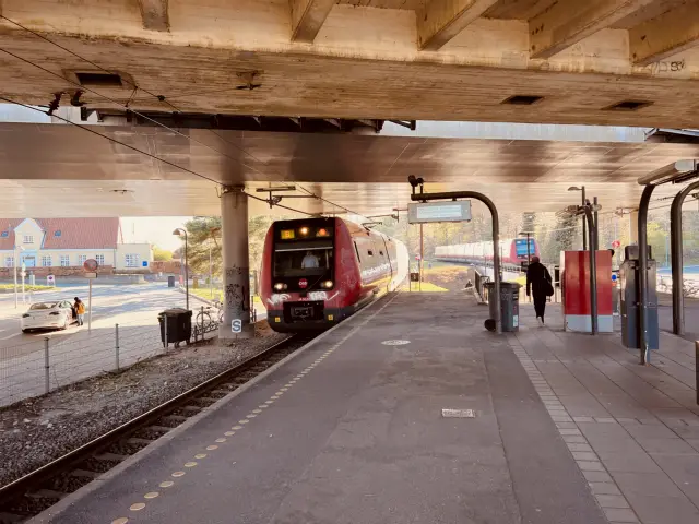 Billede af DSB SA 8127 fotograferet ud for Skovbrynet S-togstrinbræt.