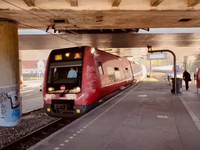 Billede af DSB SA 8127 fotograferet ud for Skovbrynet S-togstrinbræt.