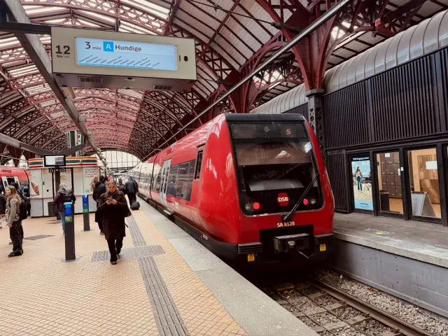 Billede af DSB SA 8128 fotograferet ud for København Hovedbanegård.