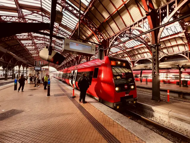 Billede af DSB SA 8131 fotograferet ud for København Hovedbanegård.