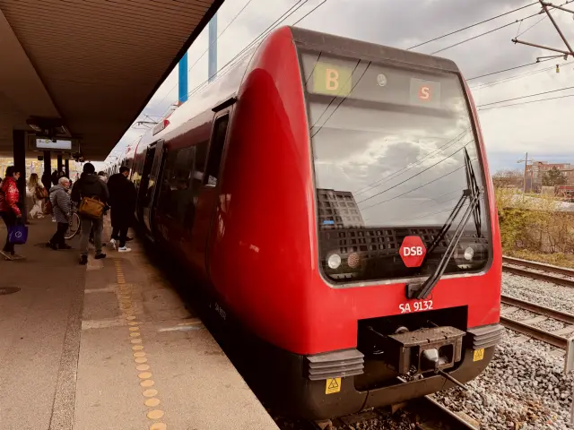 Billede af DSB SA 8132 fotograferet ud for Albertslund S-togstrinbræt.