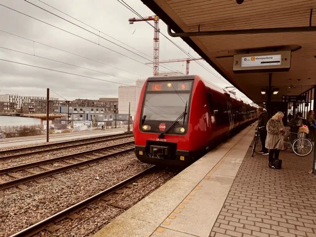 Billede af DSB SA 8133 fotograferet ud for Nordhavn S-togstrinbræt.