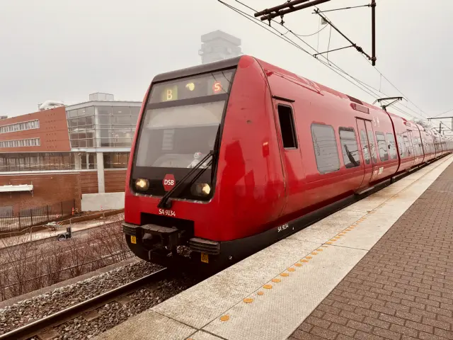 Billede af DSB SA 8134 fotograferet ud for Nordhavn S-togstrinbræt.
