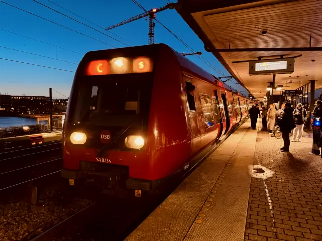 Billede af DSB SA 8134 fotograferet ud for Nordhavn S-togstrinbræt.