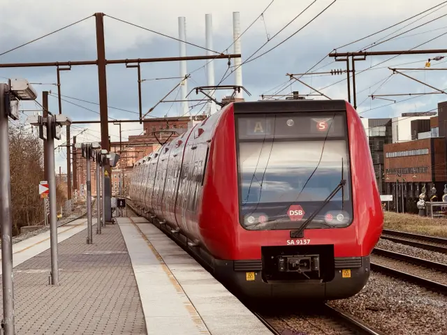 Billede af DSB SA 8137 fotograferet ud for Nordhavn S-togstrinbræt.