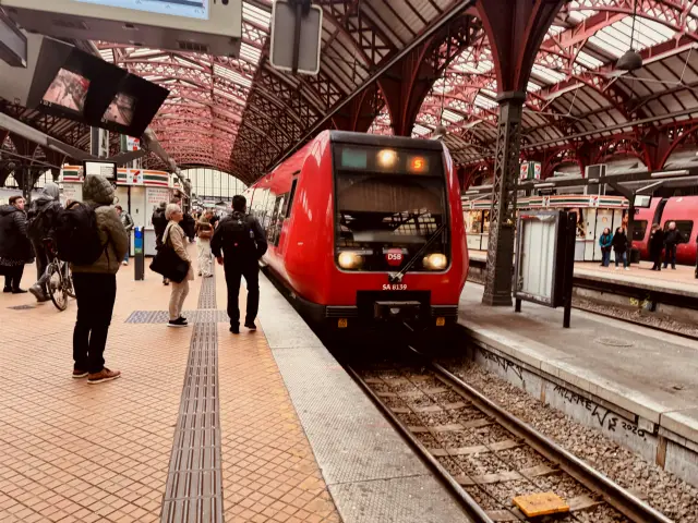 Billede af DSB SA 8139 fotograferet ud for København Hovedbanegård.