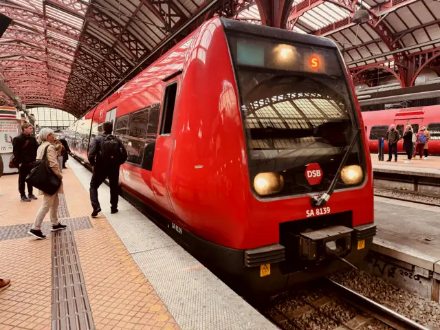 Billede af DSB SA 8139 fotograferet ud for København Hovedbanegård.